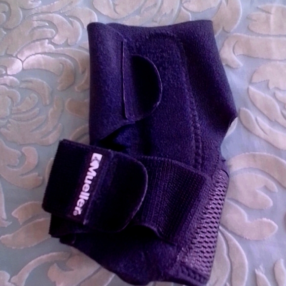 Mueller Adjustable Ankle Stabilizer in one size, fits left or right ankl… - Picture 3 of 6